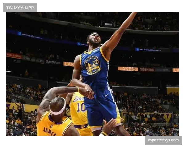 勇士新主场引入环绕式数据屏，可实时展示两队油漆区得分对比等效率数据